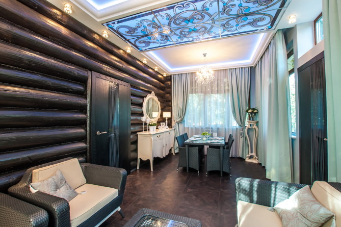 soffitto con diversi tipi di illuminazione
