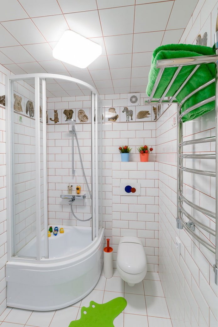 piastrelle bianche in bagno