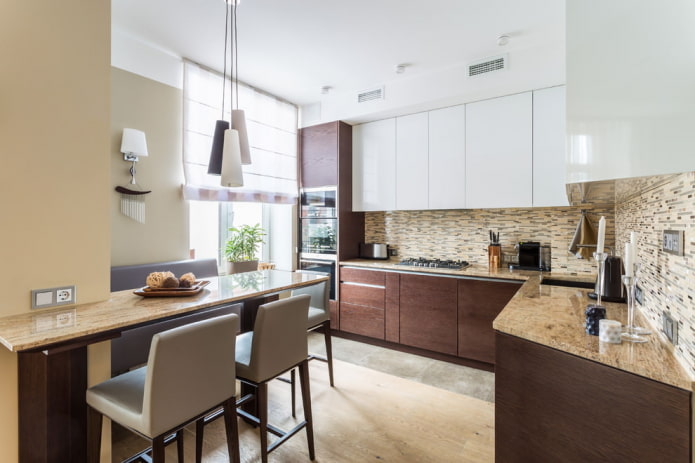 cucina con fondo scuro, piano chiaro