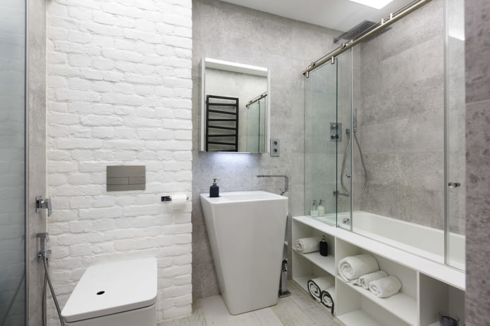 bagno nei toni del bianco e del grigio