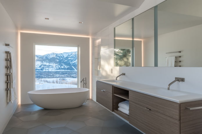 bagno elegante con finestra panoramica
