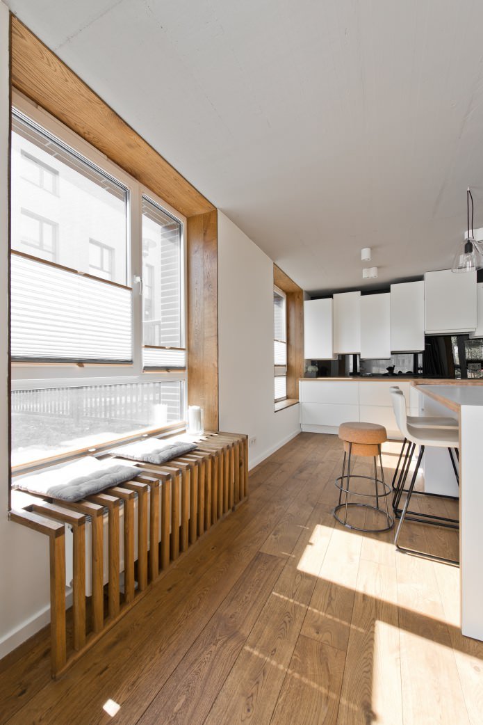 Cornice di legno sulla batteria