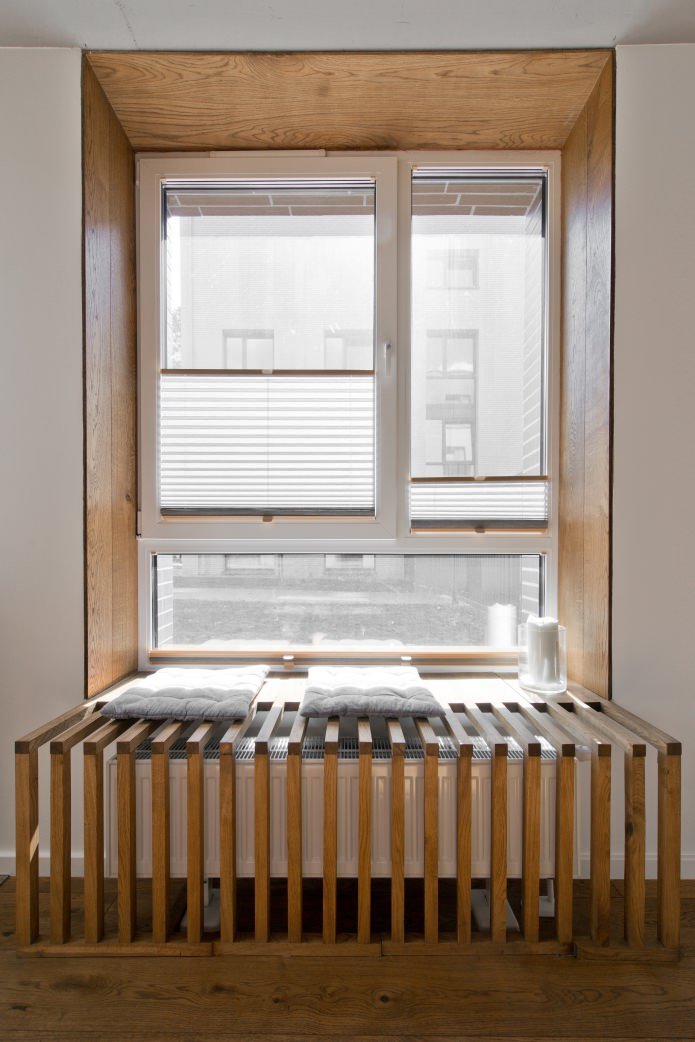 Cornice di legno sulla batteria