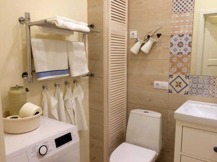 griglia di plastica per tubi in bagno