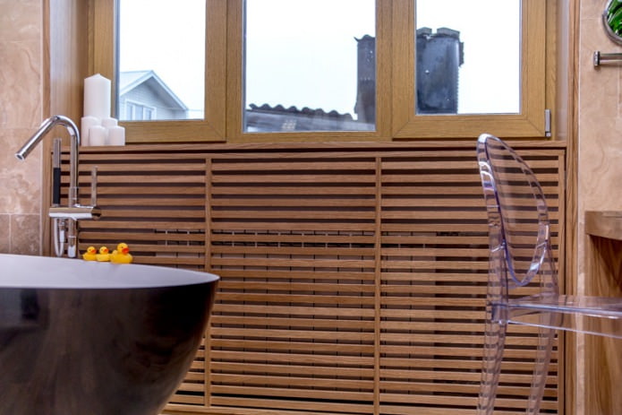 I radiatori del bagno sono nascosti utilizzando una scatola di legno