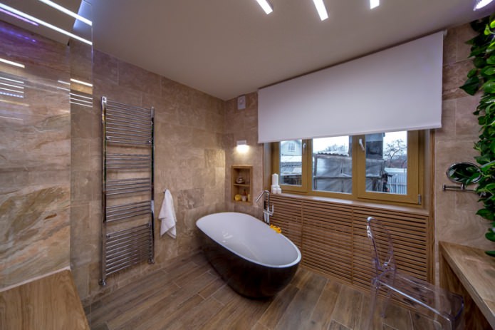 I radiatori del bagno sono nascosti utilizzando una scatola di legno