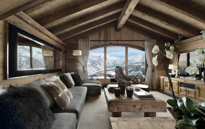 materiali naturali, decorazione delle pareti con legno, travi sul soffitto, mobili e cuscini in legno realizzati con pelle e pelliccia