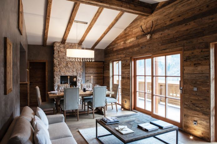 decorazione della stanza in pietra e legno
