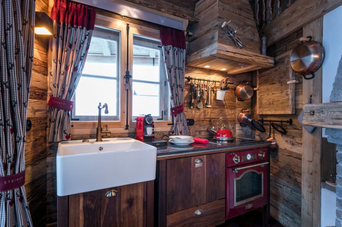 interno di una cucina compatta in legno