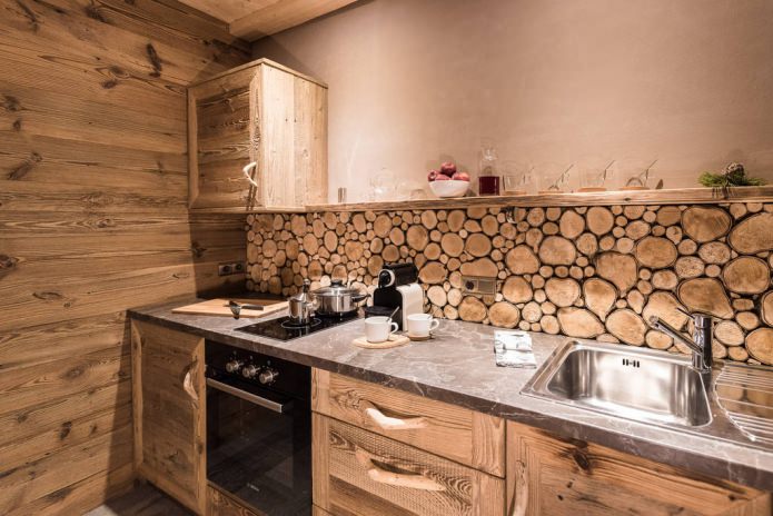 Set da cucina con elementi in legno