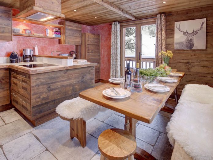 cucina con finiture in legno