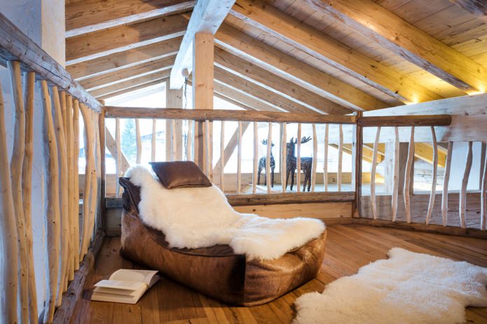 pavimento in legno, pelle bianca