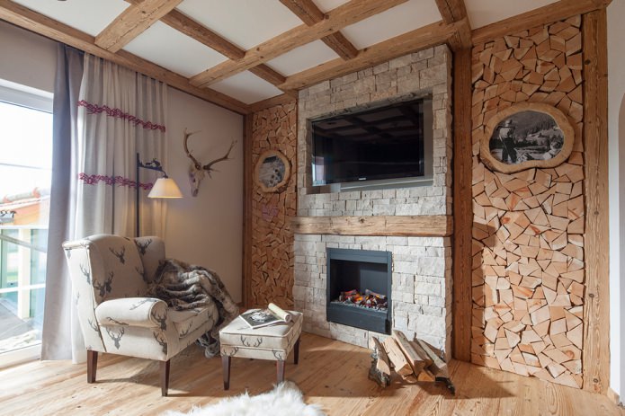 travi di legno su un soffitto bianco