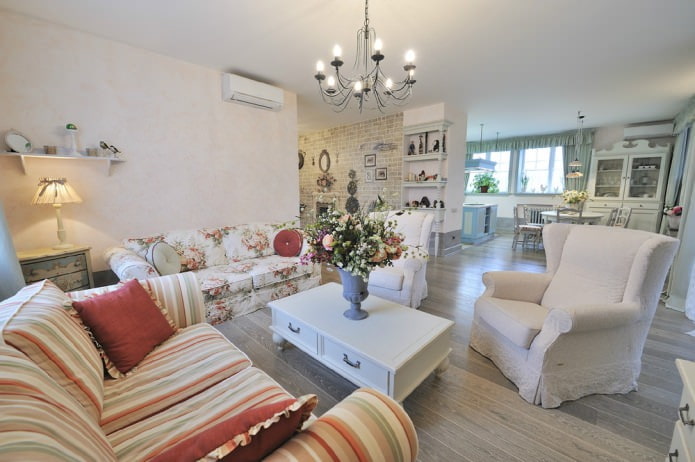 divano con rivestimento floreale