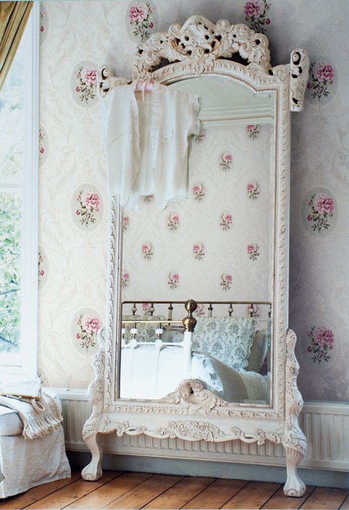specchio con cornice di legno