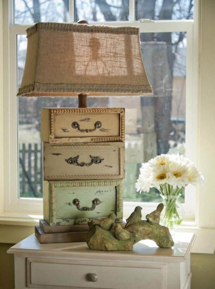 lampada da tavolo originale con cassetti invecchiati