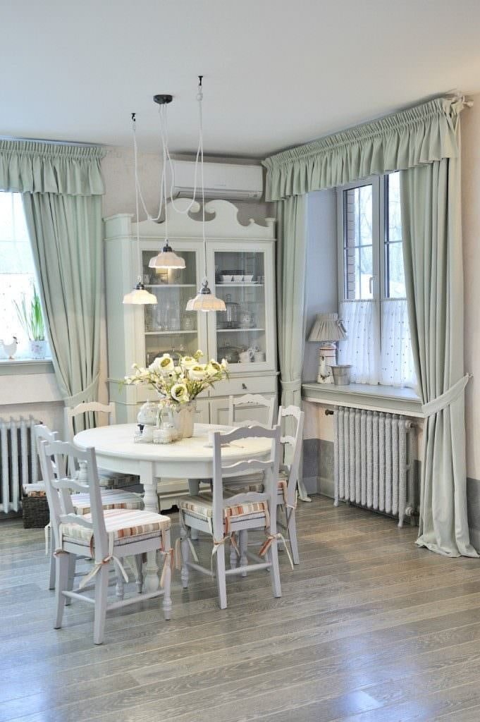 tenda con frange in stile provenzale