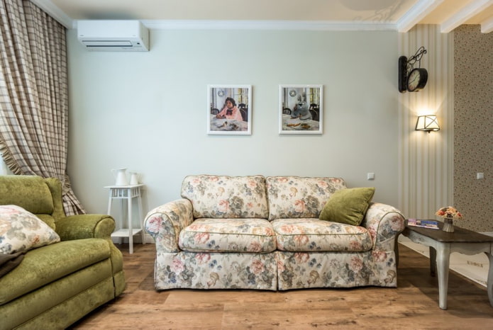 divano con rivestimento floreale