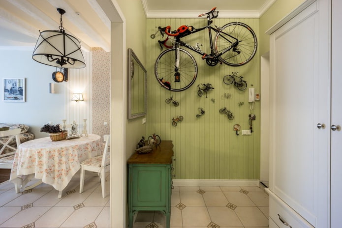 bicicletta sul muro