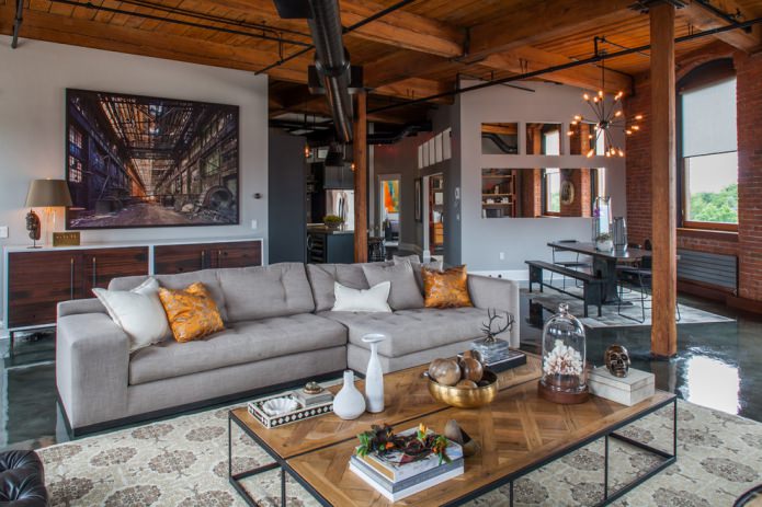 i soffitti sono decorati con travi in legno e strutture tubolari originali