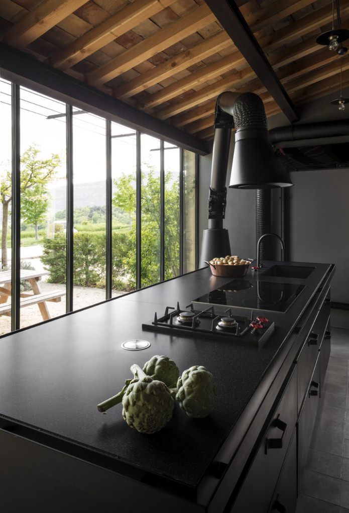insolita cappa nera in stile loft