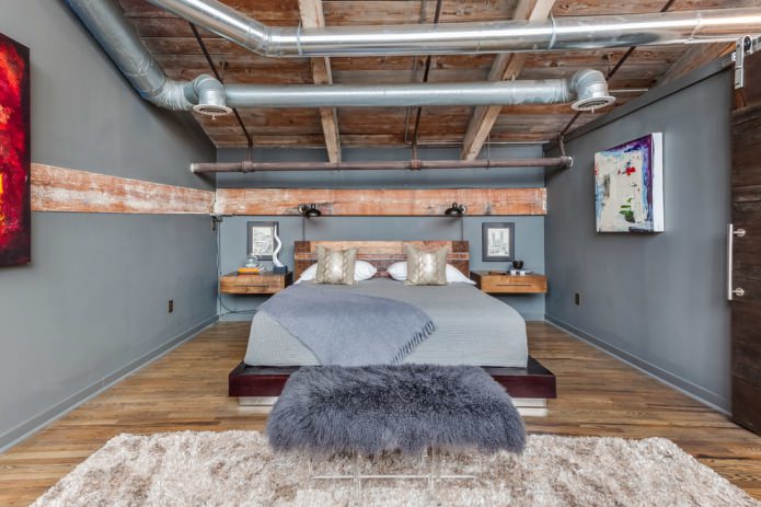 soffitto con tubi industriali e travi in legno, assi grezze alle pareti