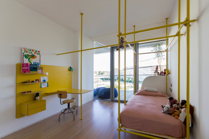 tubi gialli nel design della cameretta dei bambini
