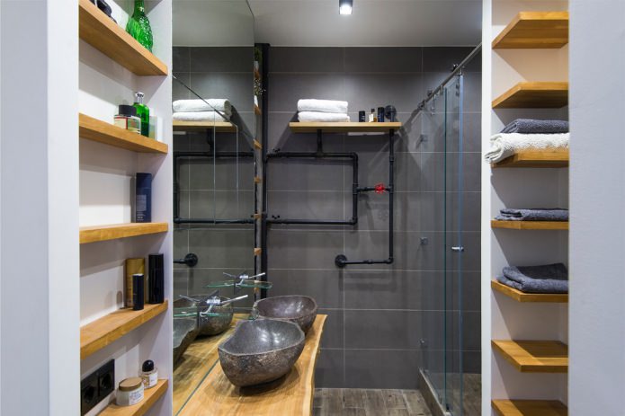 tubature in un bagno in stile loft