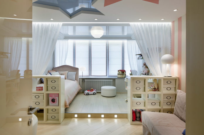podio con illuminazione nella stanza di una bambina