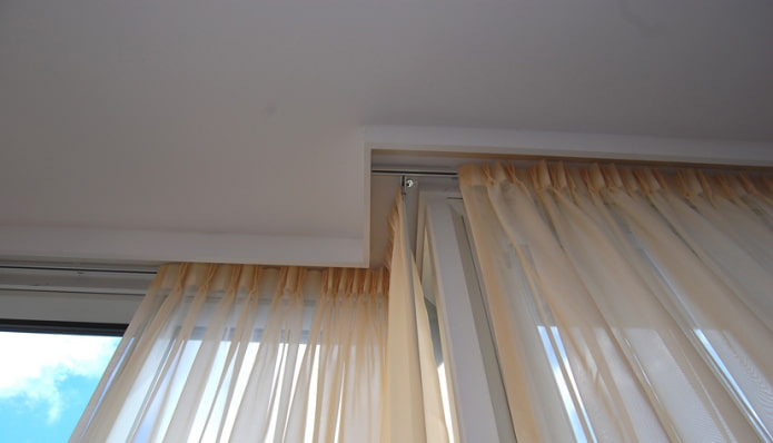 montaggio del bastone per tende al soffitto