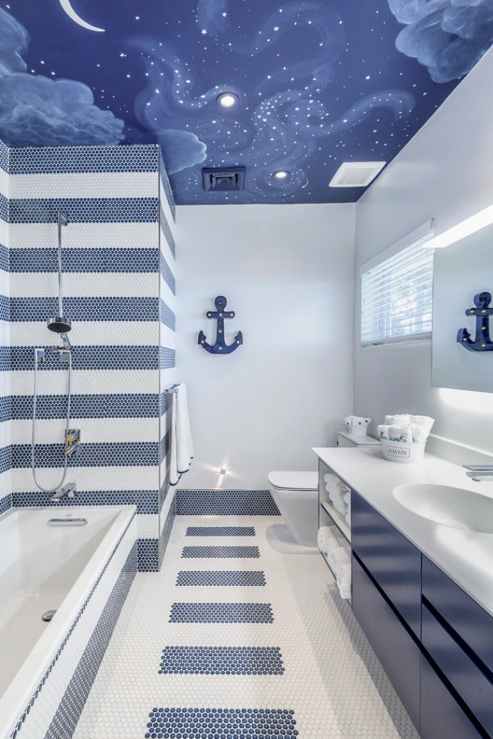 bagno bianco e blu con soffitto teso