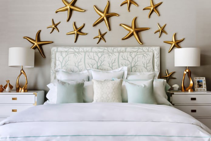 stelle marine dorate sul muro