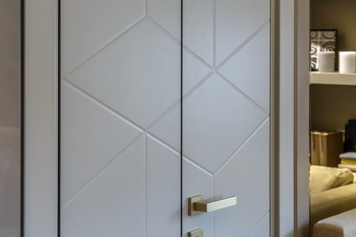 La porta è dipinta di grigio chiaro
