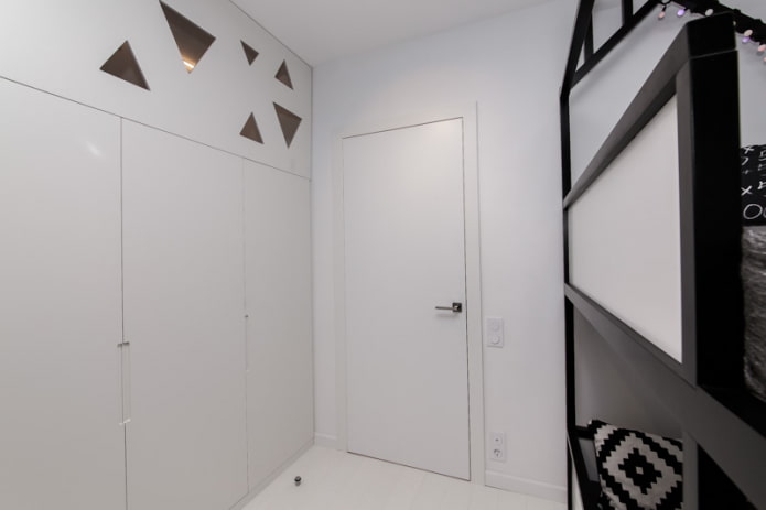 porta bianca in un interno scandinavo