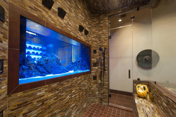 interno del bagno con acquario