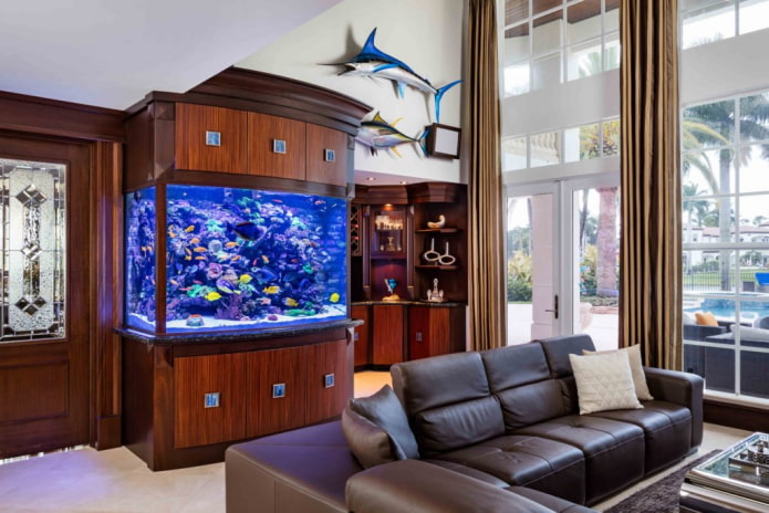 interno con acquario integrato nel mobile