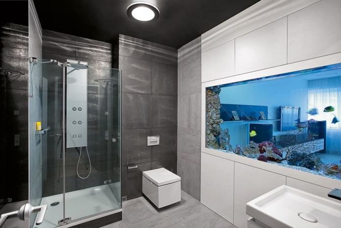 interno del bagno con acquario