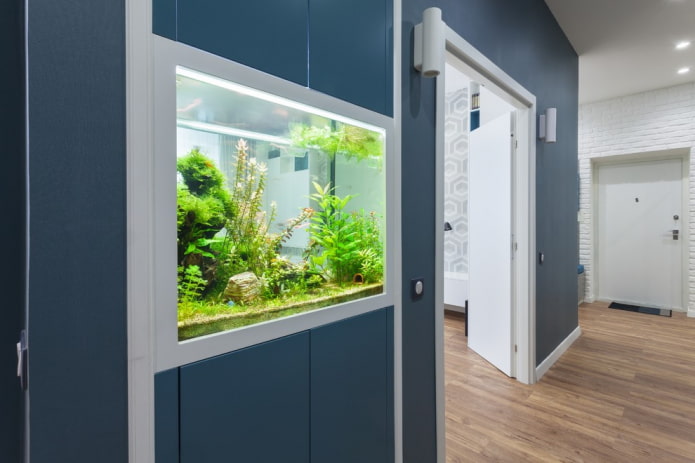 interno con un acquario integrato nel muro