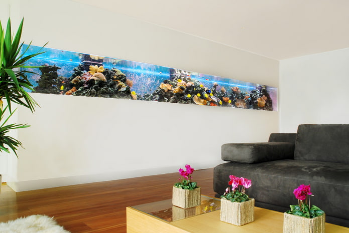 interno con un acquario integrato nel muro