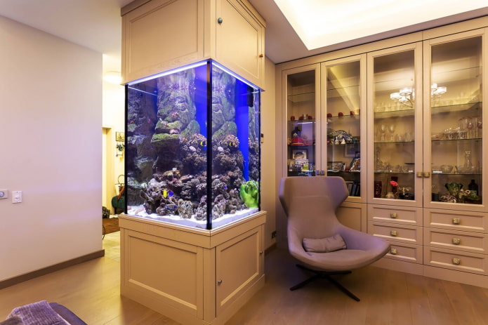 interno con acquario integrato nel mobile
