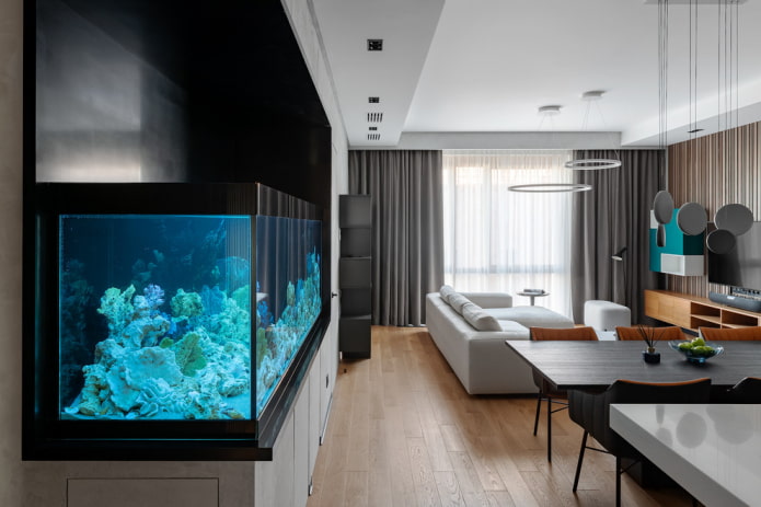 interno di un appartamento con un acquario