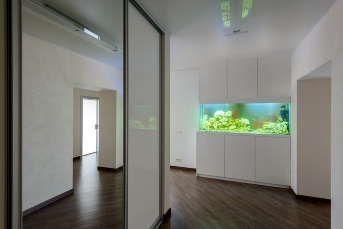 interno minimalista con un acquario