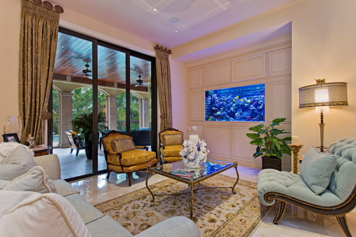 Interno in stile classico con acquario