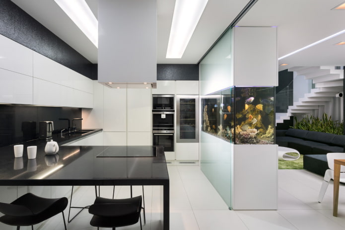 Interno in stile high-tech con acquario
