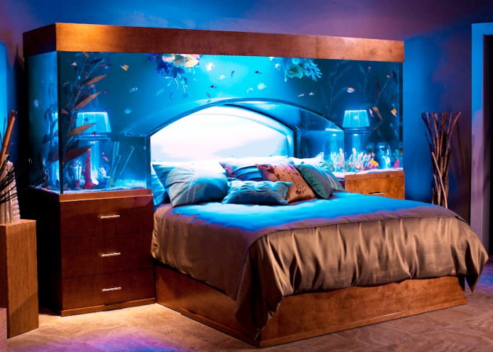 interno della camera da letto con un acquario