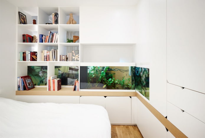 interno della camera da letto con un acquario