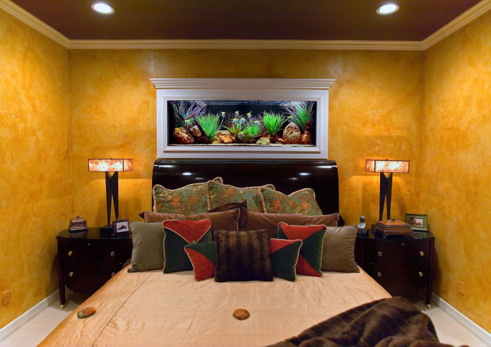 interno della camera da letto con un acquario