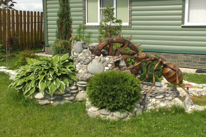 statuette di legno in giardino