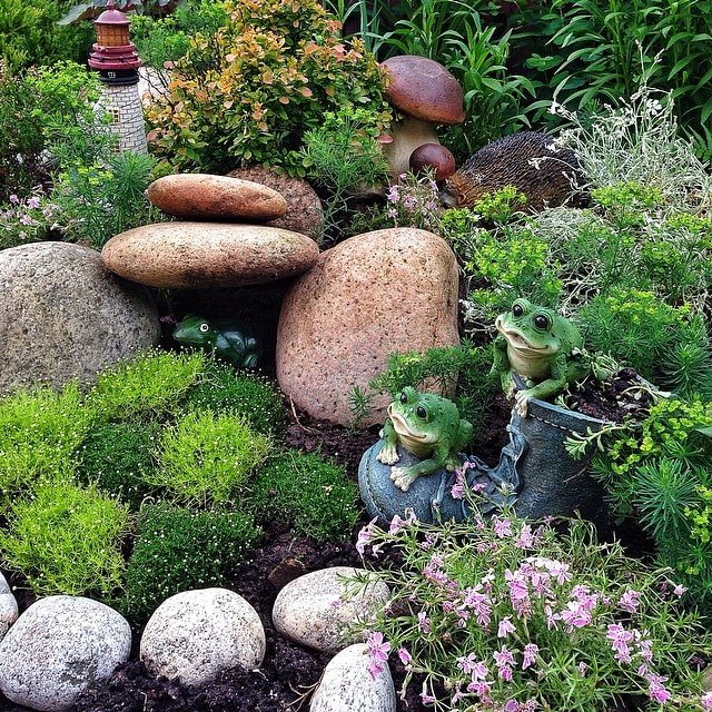 decorare uno scivolo alpino con statuette da giardino