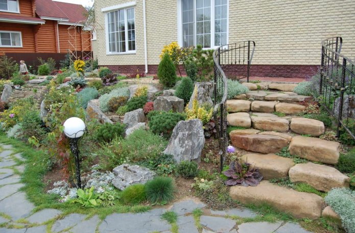 giardino roccioso su un pendio